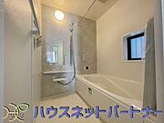 高級感溢れるカラーと大きさ・柔らかな曲線で構成された半身浴も楽しめるバスタブが心地よさをもたらします。窓もあるので換気もしっかりできますね。