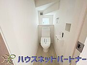 小窓を設置する事により明るく、通気性の良いトイレとなっております。中はゆとりのある大きさを確保しておりますので、ゆったりとお使い頂けます。 