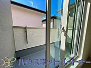 青い空が近くに感じるバルコニーは、爽やかな風をお部屋へ運んでくれます。