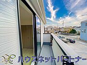 青い空が近くに感じるバルコニーは、爽やかな風をお部屋へ運んでくれます。