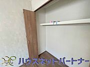 壁面クローゼットのメリットは、衣類が横一列に並ぶためひと目で洋服が選びやすいこと。衣類をたくさんお持ちの方も、限られたスペース内に無理なく収納することができます。