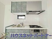 明るい自然光が入る作業スペースを多くとった壁付けキッチン採用。夫婦揃ってキッチンに立っても調理がしやすく、家事をしながら会話も弾みます。食器類もすっきりと片付く収納力。