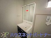 大きく見やすい三面鏡で清潔感ある洗面台は、身だしなみチェックや肌のお手入れに最適です。何かと物が増える場所だからこそ、スッキリと見映えの良い空間に拵えました。
