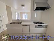 三口コンロで料理の幅を拡げてくれる使いやすいシステムキッチンを採用。洗い場も大きいので野菜や食器を洗ったりする際にも捗り、奥様の強い味方となってくれるはずです。