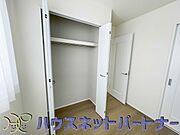 多くの人がお困りの住まいの収納。壁面クローゼットがあればタンスを置く必要がなく、出っ張りのないスッキリ空間を維持できます。限られたスペースを有効に活用できそう。