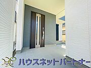 玄関の扉を開けるとそこは家族の待つお家。笑い声が聞こえてきそう。