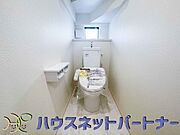 快適な生活を送るための必須アイテムとなった洗浄機能付トイレ。おしり洗浄、ビデ洗浄、暖房便座の3つの機能を標準装備しています。