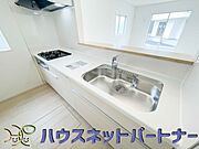 家族の様子を見ながらキッチンでお料理。一日の出来事を会話しながらの家事は嬉しいコミュニケーション。