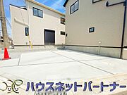 ゆったりとした駐車スペースを確保いたしましたので、大きめのお車でも駐車可能です。自転車やバイクなど、ゆとりのある敷地で置き場所に困ることはないでしょう。