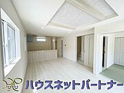 リビングは、食事スペースと寛げる場所設けてもまだ余裕の広さ。明るい光が照らしてくれます。