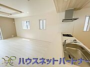 キッチン吊戸棚を無くす事によって、コミュニケーションを重視した設計に致しました。区画によって変わる一体感を、実際にご覧になって頂けましたらと思います。 