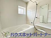 明るい作りの浴室は心も体もリフレッシュさせてくれます。窓もあるので湿気を外へ逃がすことも出来ます。