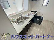 人工大理石のワークトップやシンクは、水を流しただけできれいになったように見えます。白いキッチンは明るく清潔感があり、とっても素敵です。