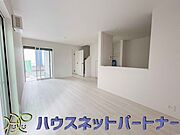リビングは、食事スペースと寛げる場所設けてもまだ余裕の広さ。明るい光が照らしてくれます。