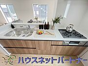 人工大理石トップを纏った最新設備搭載のシステムキッチン。収納数も多いので、常に纏まりある空間に。DKを見守りながらお料理も出来るので、お子様がいても安心です。