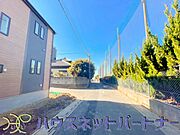 前面道路でお車を駐車するのも楽々。