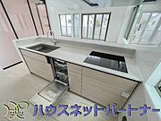木目調のキッチンは落ち着いた雰囲気で収納もたくさん。嬉しい食洗器付です。汚れも目立ちません。