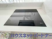 ＩＨクッキングヒーター。火をつかわないので高齢者やお子様のいるご家庭におすすめです。フラットな調理面の後片付けはさっと拭くだけでOK。お手入れが簡単な上、すっきりとした見た目もおしゃれです。