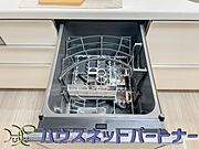 食器洗いのわずらわしさから開放してくれる嬉しい設備。後片付けの手間を減らし奥様の時間を有効活用できます。お湯と洗剤を使う機会が少なくなるため、手荒れ防止にも。