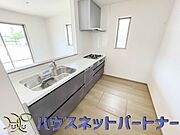 カウンターキッチンは広くて収納力もあるので、快適に料理をすることができます。食器や炊事用具を手の届くところに配置しやすいため調理もスピーディーです。
