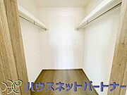 ウォークインクローゼットのメリットは、衣類の他、バッグやアクセサリーなど、身につけるものを一部屋に集めて管理できること。必要なときに見つけやすいです。