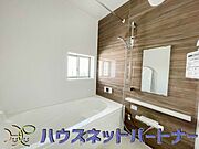 明るい作りの浴室は心も体もリフレッシュさせてくれます。窓もあるので湿気を外へ逃がすことも出来ます。