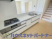 三口コンロで料理の幅を拡げてくれる使いやすいシステムキッチンを採用。洗い場も大きいので野菜や食器を洗ったりする際にも捗り、奥様の強い味方となってくれるはずです。