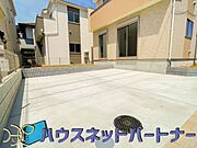 ゆったりとした駐車スペースを確保いたしましたので、大きめのお車でも駐車可能です。自転車やバイクなど、ゆとりのある敷地で置き場所に困ることはないでしょう。