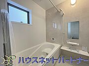 高級感溢れるカラーと大きさ・柔らかな曲線で構成された半身浴も楽しめるバスタブが心地よさをもたらします。窓もあるので換気もしっかりできますね。