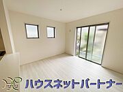 リビングは、食事スペースと寛げる場所設けてもまだ余裕の広さ。明るい光が照らしてくれます。