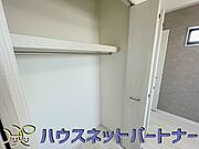 壁面クローゼットのメリットは、衣類が横一列に並ぶためひと目で洋服が選びやすいこと。衣類をたくさんお持ちの方も、限られたスペース内に無理なく収納することができます。