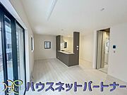 リビングは、食事スペースと寛げる場所設けてもまだ余裕の広さ。明るい光が照らしてくれます。