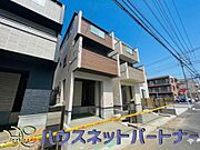 街に溶け合う美しい景観と、採光や風通しを考えて設計された間取り。近隣の視線を考え調整した窓位置など、外観だけでなく、住まうご家族の心地よさを最優先しました。