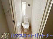 小窓を設置する事により明るく、通気性の良いトイレとなっております。中はゆとりのある大きさを確保しておりますので、ゆったりとお使い頂けます。 