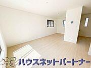 太陽の光が照らす明るいリビングは、開放感があり通風・採光に優れ、心地よい光と風が舞い込んできます。心休まるリビングは何よりも快適な時間を過ごせます。