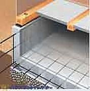 べた基礎は立ち上がりと底面全体が一体の鉄筋コンクリート造となり、建物荷重を底面全体で地盤に伝えるため、基礎の一部だけが沈む「不同沈下」に対する有効な措置と言えます。また、基礎と土台をつなぐアンカーボル