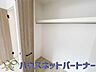 収納：壁面クローゼットのメリットは、衣類が横一列に並ぶためひと目で洋服が選びやすいこと。衣類をたくさんお持ちの方も、限られたスペース内に無理なく収納することができます。