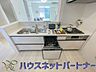 キッチン：ビルトイン食器洗乾燥機完備。家事のお手伝いをしてくれる奥様の味方です。食器を洗っている間にお掃除など、様々なシーンで家事の時短に役立つ食洗機。省スペースのビルトインタイプを採用致しました。