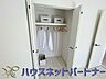 収納：壁面クローゼットのメリットは、衣類が横一列に並ぶためひと目で洋服が選びやすいこと。衣類をたくさんお持ちの方も、限られたスペース内に無理なく収納することができます。