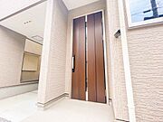 玄関の扉を開けるとそこは家族の待つお家。笑い声が聞こえてきそう。