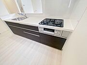 三口コンロで料理の幅を拡げてくれる使いやすいシステムキッチンを採用。洗い場も大きいので野菜や食器を洗ったりする際にも捗り、奥様の強い味方となってくれるはずです。