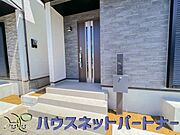 お客様も迎える玄関は高級感のある造りです。