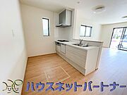 家族の様子を見ながらキッチンでお料理。一日の出来事を会話しながらの家事は嬉しいコミュニケーション。