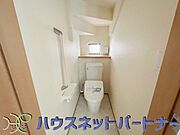 小窓を設置する事により明るく、通気性の良いトイレとなっております。中はゆとりのある大きさを確保しておりますので、ゆったりとお使い頂けます。 
