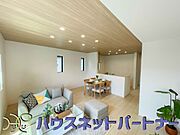 太陽の光が照らす明るいリビングは、開放感があり通風・採光に優れ、心地よい光と風が舞い込んできます。心休まるリビングは何よりも快適な時間を過ごせます。