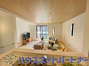 キッチン吊戸棚を無くす事によって、コミュニケーションを重視した設計に致しました。区画によって変わる一体感を、実際にご覧になって頂けましたらと思います。