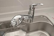 一つの蛇口で「原水（水道水）」「シャワー」「浄水」を切り替えられる、浄水器を内蔵した混合水栓です。浄水は、水栓本体の首部分に付属のカートリッジをセットして使用します。