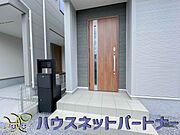 宅配ボックス。好きな時間にいつでも荷物を受取れるため、到着時間を気にして自宅で待機したり、再配達の連絡をする手間がかかりません。共働きなど不在が多い方、ネット通販の利用が多い方に大変便利。
