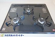 三口コンロで料理の幅を拡げてくれる使いやすいシステムキッチンを採用。洗い場も大きいので野菜や食器を洗ったりする際にも捗り、奥様の強い味方となってくれるはずです。