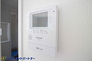 来訪者の様子を室内TVモニターでチェック。対応したくないセールスを断りやすく、子どもに留守番をさせるときも安心。不在時の来訪者を録画でき、犯罪抑止効果も期待できます。